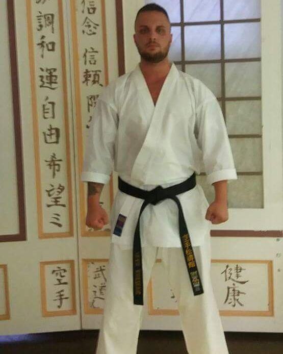 Karateka in Grundstellung im Dojo