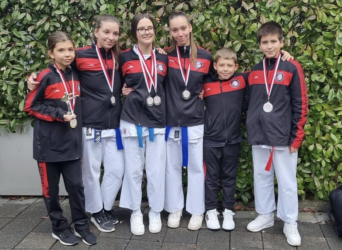 Athletinnen mit Trainer