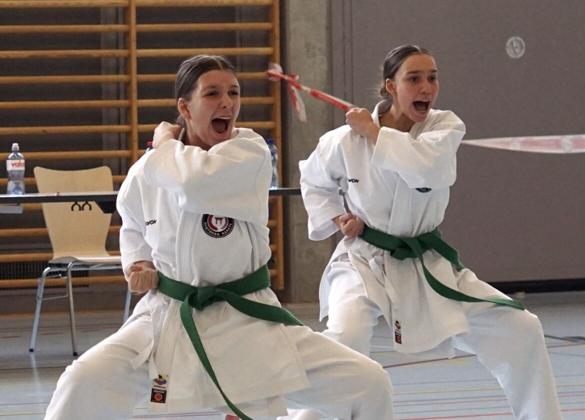 Zwei Karateka in einer Kata