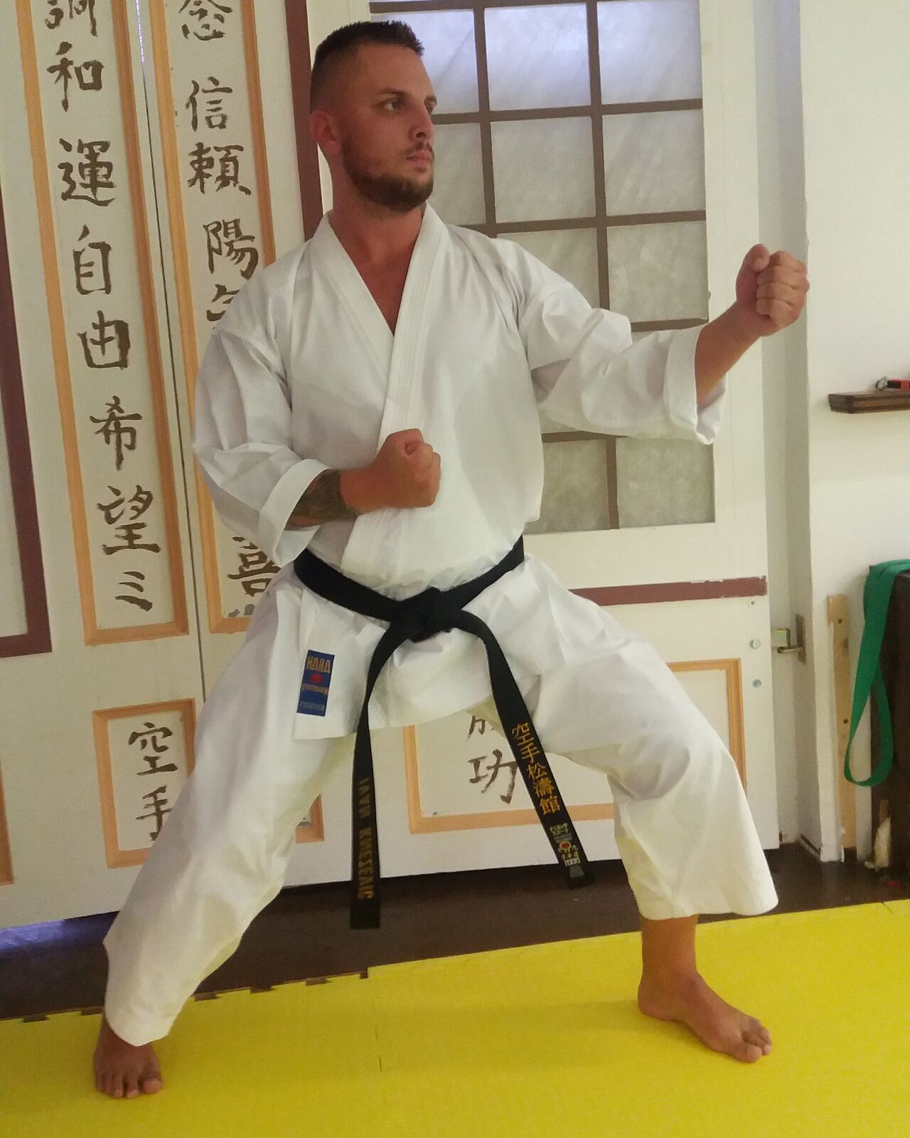 Karateka in Kampfstellung im Dojo