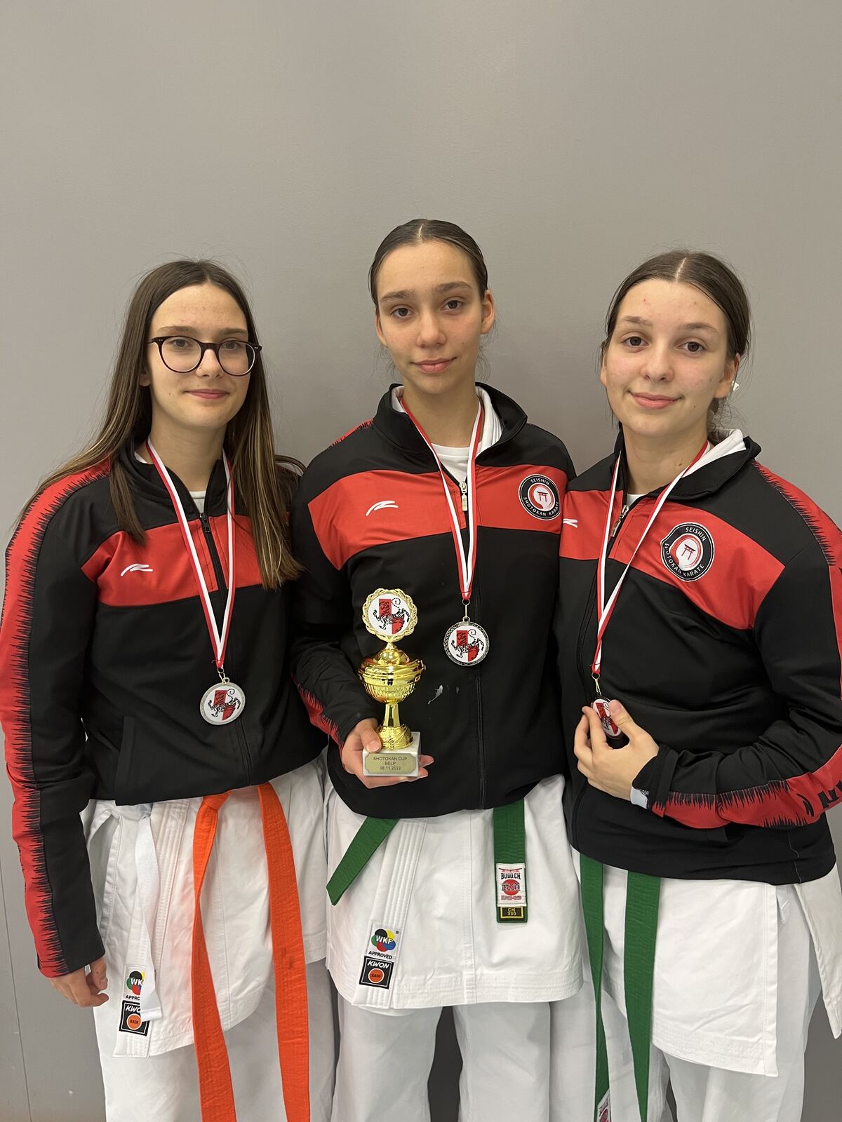 Drei Karateka mit Medaillen