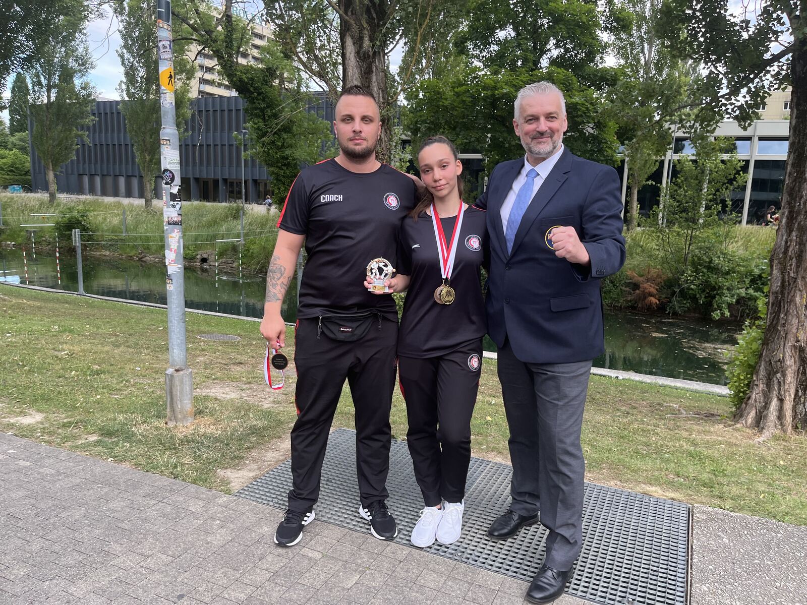 Trainer und Athletin nach einem Turnier
